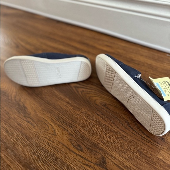 NEW TOMS unisex navy classic slip on shoes (youth size 5) - Picture 6 of 7